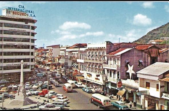 Avenida Central y plaza 5 de Mayo. Circa 1960. La popularización del automóvil y el transporte público facilitó la expansión del extrarradio manteniendo aun los centros comerciales y administrativos en el centro histórico durante buena parte del siglo XX.