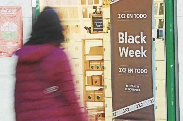 Escaparate de una tienda donde se muestra el descuento de algunos artículos con motivo del “viernes negro” ('black friday').