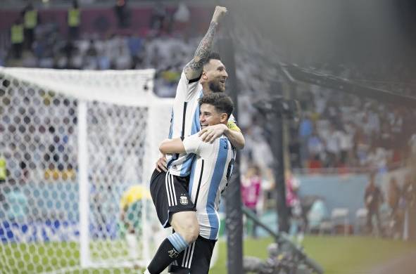 Julián Álvarez celebra un gol con Lionel Messi.