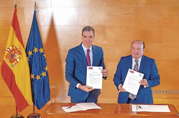 El presidente del Gobierno español en funciones y líder del PSOE, Pedro Sánchez, y el presidente del PNV, Andoni Ortuzar, firman un acuerdo que garantiza la investidura de Sánchez como jefe del Ejecutivo.