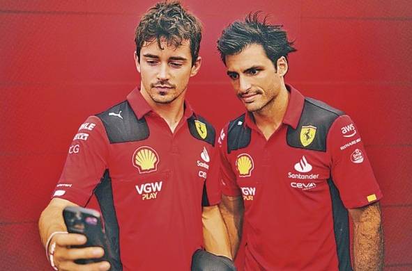 Leclerc (i.) y Carlos Sainz (d.), pilotos de la escudería Ferrari