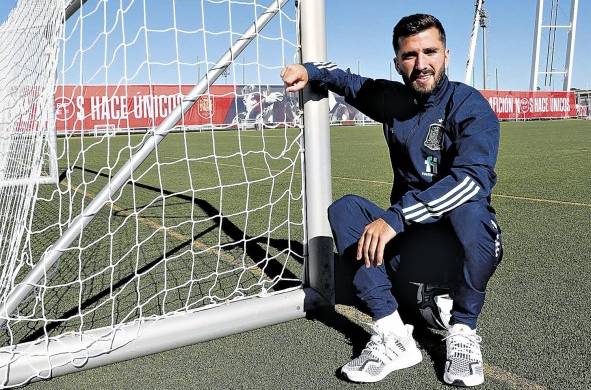 Dio sus primeros pasos en el fútbol como delantero en Pedreguer (Alicante), y con 11 años llamó la atención de los ojeadores del Valencia Club de Fútbol.