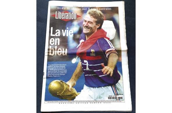 Como jugador y capitán del equipo francés, Didier Deschamps obtuvo, el 12 de julio de 1998, la Copa Mundo. Dos años después ganaría también la Eurocopa de 2000.