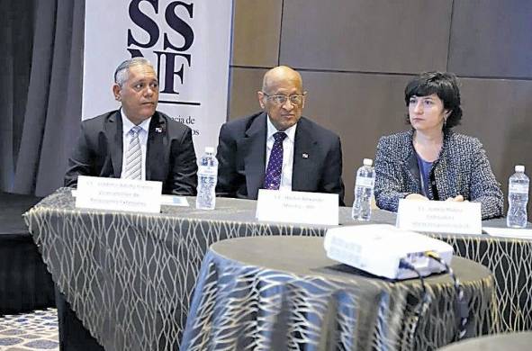 El ministro de Economía y Finanzas, Héctor Alexander (c), durante la inauguración del taller sobre registro de beneficiarios que se encuentra operativo.