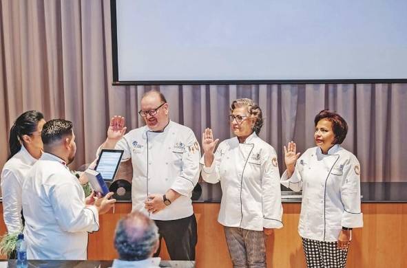 Flores juramenta a la nueva directiva conformada por los chefs Patrice Jaumon, Maríví López, Fanny Romero y Kevin Fernández (ausente).