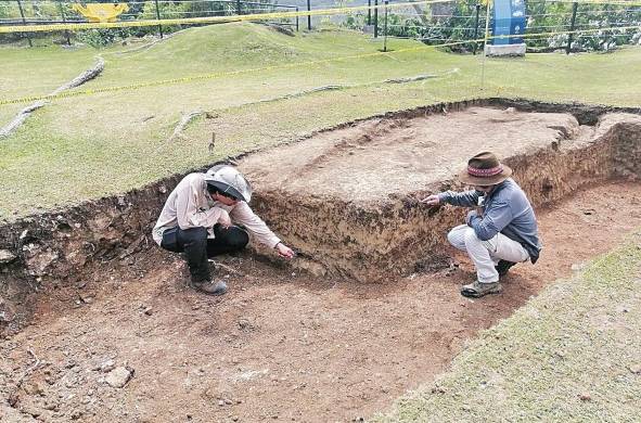 El arqueólogo Mendizábal excava una de las piezas conocida como fosas del siglo XVIII.