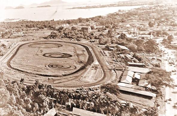 Hipódromo Juan Franco, la bahía de Panamá al fondo y el camino de Las Sabanas en primer plano.