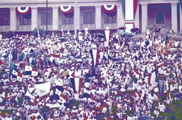 Panameños celebrando en cuenta regresiva que determinaría el retorno del Canal de Panamá.