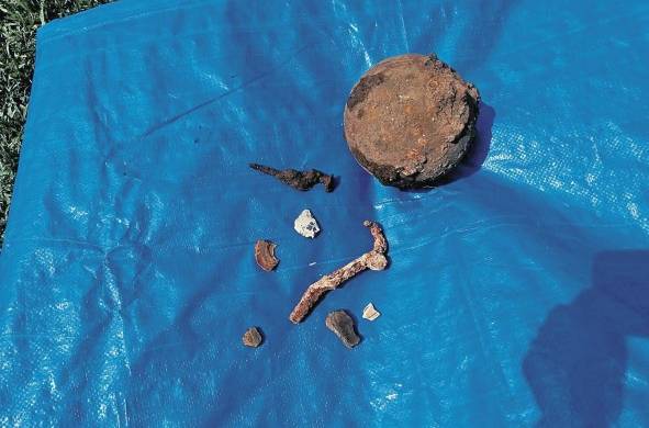 Una bala de cañón, restos de vajilla y clavos son algunos de los hallazgos.