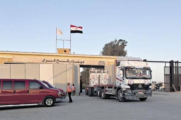 Camiones llevan ayuda humanitaria a Gaza.
