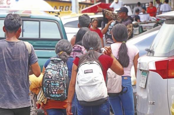 Los migrantes salen de Paso Canoas y toman un autobús que los cruza por Costa Rica hasta Nicaragua.