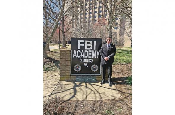 El teniente Ricardo Alfonso Sánchez Barreto tomó un curso sobre comportamiento y psicología criminal, en el FBI en Quantico, Virginia, además de otra capacitación en ciberdefensa con el U.S. Navy en California.