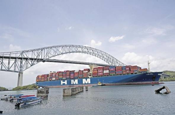 Un buque portacontenedores transita por el Canal de Panamá.