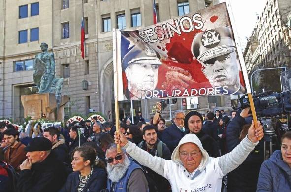 Decenas de manifestantes fueron registrados este lunes, junto a la estatua de Salvador Allende.