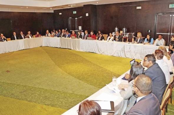 Vista de la reunión entre representantes del Mici, MEF y Casem, este jueves.