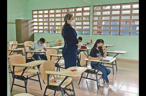 Trescientos mil estudiantes de todo el país iniciaron el tercer trimestre escolar con clases semipresenciales