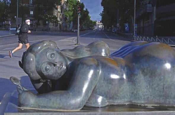 'Mujer con Espejo' fue una escultura creada en 1987 con bronce y pesa 1000 kg.