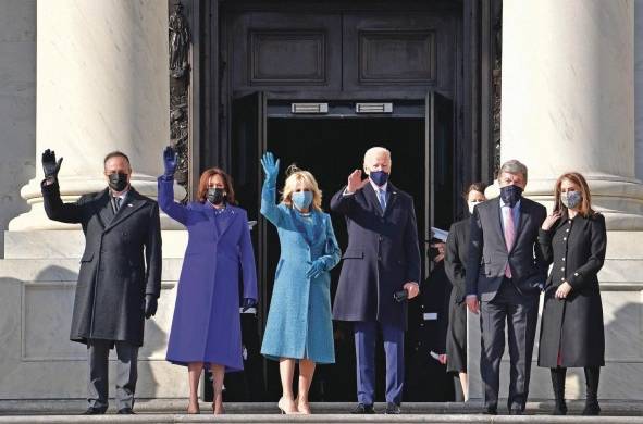 El presidente Joe Biden, y Kamala Harris, vicepresidenta, acompañados de sus respectivos cónyuges.