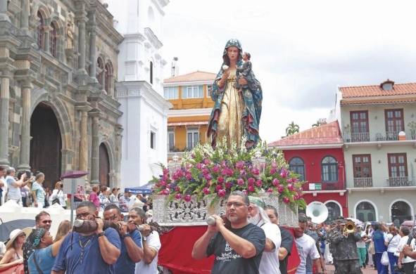 Feligreses participaron de la procesión por las calles del Casco Antiguo.