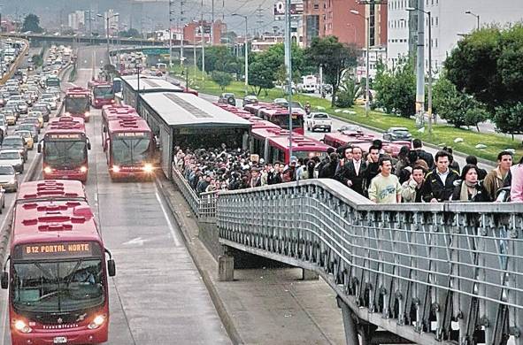 El Transmilenio de Bogotá empezó operación con 14 km en el año 2000. Véase cómo conviven dos sistemas, tanto el particular de los vehículos privados y el público, donde la característica principal es la congestión vehicular y un ambiente urbano poco atractivo.