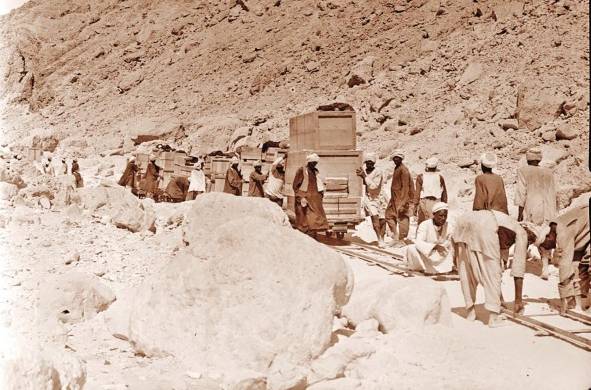 trabajadores egipcios trasladan el contenido de la tumba de de Tutankamón de Lúxor a El Cairo.