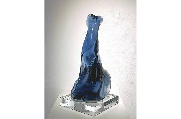 Ronit Levy presenta 'Midnight Blue Dress'