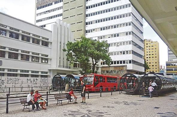 El Bus Rapid Transit (BRT) fue inventado en la ciudad de Curitiba, Brasil, con la Red Integrada de Transporte. Utiliza y adecúa elementos del sistema de transporte urbano ferroviario con autobuses: carriles exclusivos preferenciales, estaciones rápidas de acceso y trasbordo con una alta frecuencia. Esto fue posible con la reorganización del derecho de vía de las calles en la ciudad y una respuesta creativa de cómo resolver el transporte cuando los recursos son limitados.