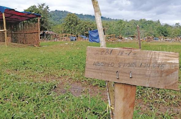 Alberto Smith es uno de los invasores. Delimitó su terreno dentro de una finca privada, pero eso no fue impedimento para cercar con un hilo y clavar una estaca con su nombre.