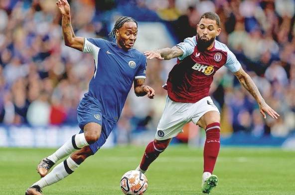 El futbolista del Chelsea Raheem Sterling (i.)