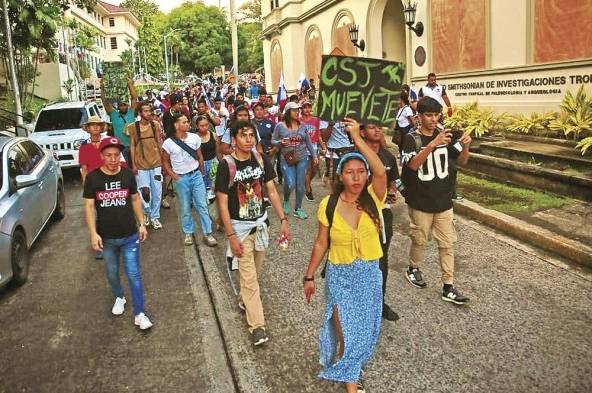 Ayer un grupo de manifestantes se concentró frente al edificio de la Corte Suprema de Justicia (CSJ) para pedir celeridad en su decisión sobre las demandas de inconstitucionalidad presentadas contra la Ley 406.