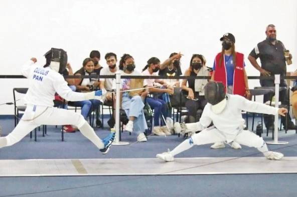 Johan Achurra durante un combate de esgrima.