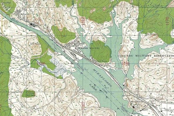 En este mapa de 1925 se puede observar en primer plano el lago Miraflores, creado para poder permitir el paso de los barcos entre las esclusas de Miraflores y Pedro Miguel. En el extremo derecho inferior se distingue la localización de la planta potabilizadora de Miraflores (Filtration Plant), muy próxima al aliviadero del lago.