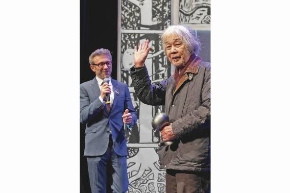 Yoshiharu Tsuge recibiendo premio en Angouleme.