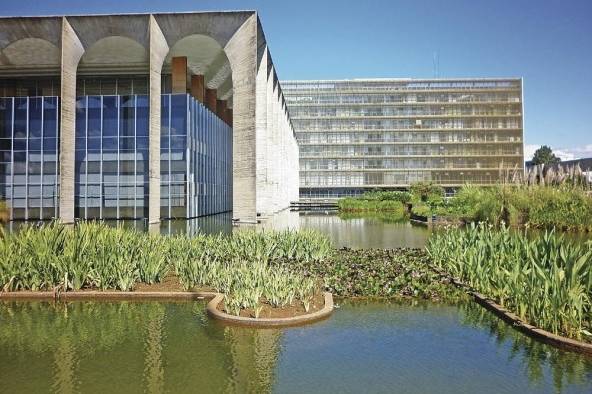 Jardines acuáticos en Brasilia DF, Brasil. El edificio es de Oscar Niemayer