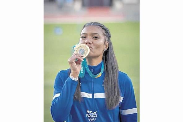 Gianna Woodruff celebrando su medalla de oro obtenida en atletismo.