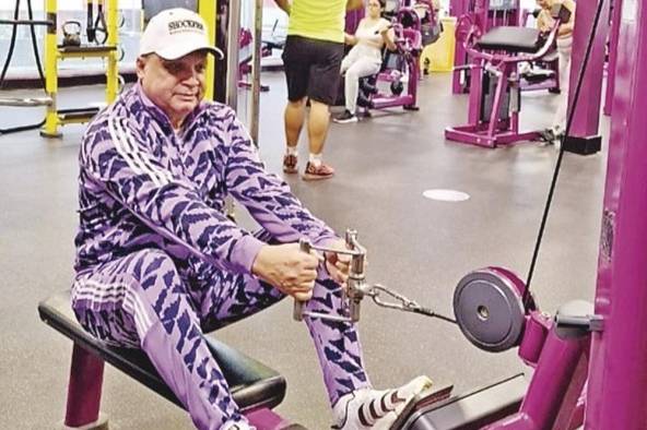 Franklin Bósquez se ejercita regularmente en un gimnasio de la localidad, pues, como él afirma de manera folclórica, “siempre hay que mover el esqueleto”.