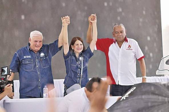 Ricardo Martinelli, Marta de Martinelli y José Muñoz; presidente del Partido Alianza, tras la firma del pacto político.