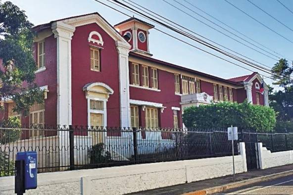 Fachada de la escuela modelo al día de hoy