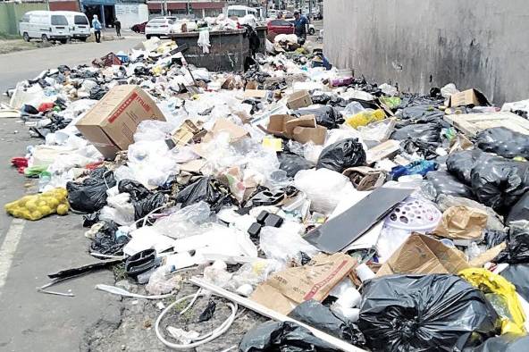 En diversos puntos de la ciudad de Panamá y del distrito de San Miguelito la acumulación de basura es evidente.