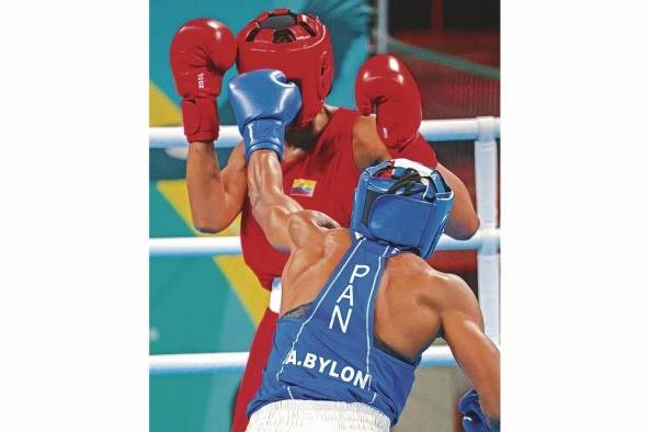 La boxeadora panameña Atheyna Bylon (azul)