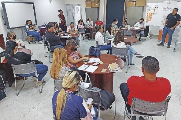 Docentes participan de los seminarios y talleres de arqueología.