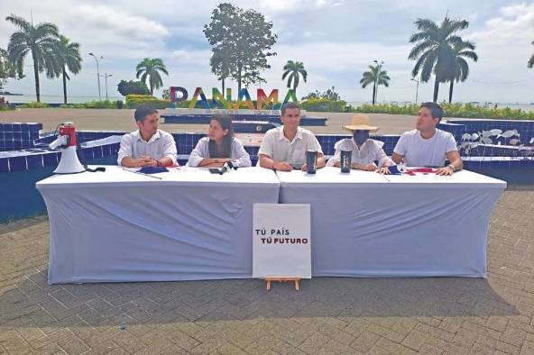 Partido en formación 'Relevo', durante una conferencia de prensa en la Cinta costera.