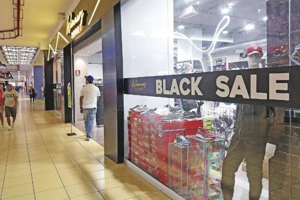 Vista de algunas tiendas en el Centro Comercial de Albrook.