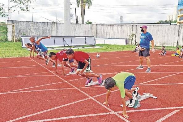 Pedro Aguilar (Der.) sostiene que el deporte basa su fortaleza en las escuelas, como ocurre en países como Jamaica.