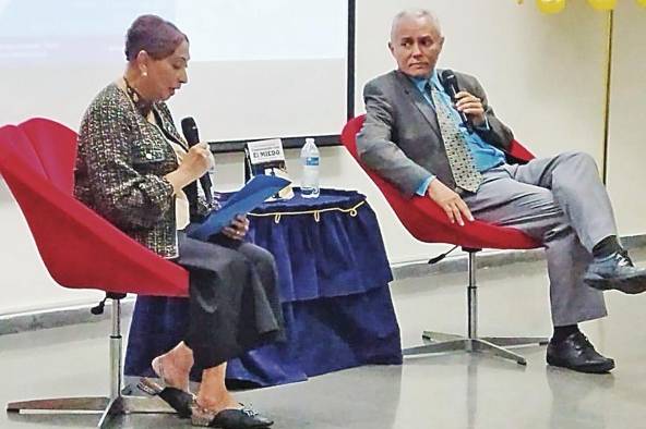 Presentación del libro 'Caminando con el Miedo' en la Universidad Santa María La Antigua, el 17 de marzo.