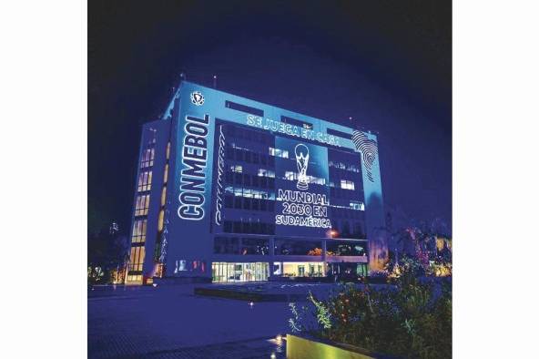 El edificio de la sede de la Conmebol en Asunción, Paraguay, celebró el otorgamiento de tres partidos inaugurales en 2030 con una iluminación alusiva.