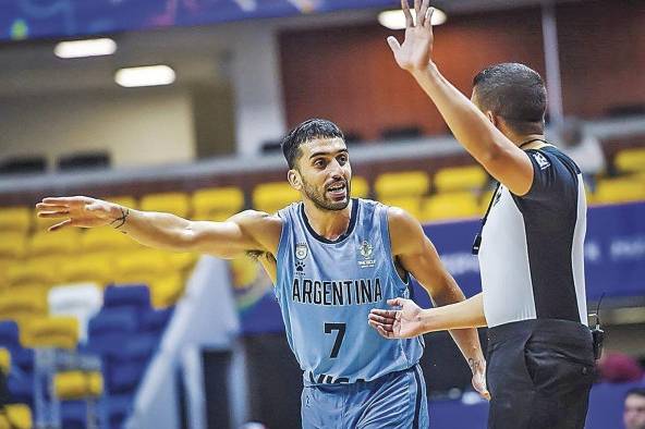 El árbitro Julio Anaya marca una falta de un jugador argentino.