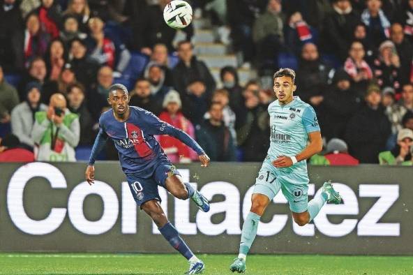 El delantero francés Ousmane Dembélé (i.) durante un partido con el PSG