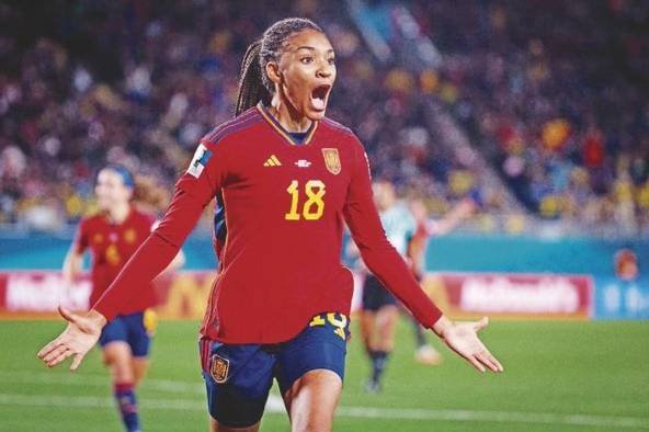 Salma Celeste Paralluelo, la jugadora más joven de la selección española con solo 19 años, ha revolucionado el ataque de su equipo imprimiéndole velocidad y volumen ofensivo.