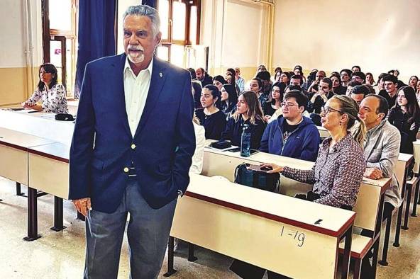 Juan David Morgan con estudiantes de la Universidad de Estambul.